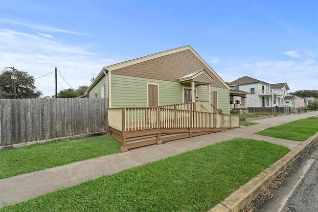 Building Photo - 3328 Bernardo De Galvez Ave