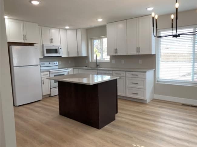 Building Photo - Beautifully Remodeled Cottonwood Heights Home!