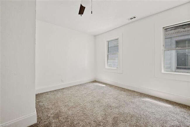 Building Photo - 869 Rugby St