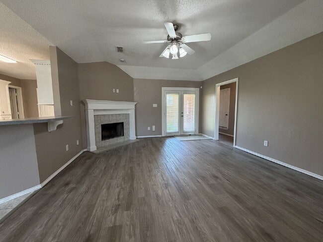 Building Photo - "Charming 3-Bed, 3-Bath Home in Lubbock – Spacious 1,575 Sq Ft Retreat!"