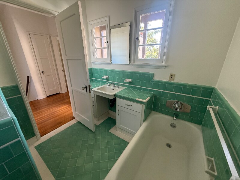 Building Photo - 1062 Masselin Ave