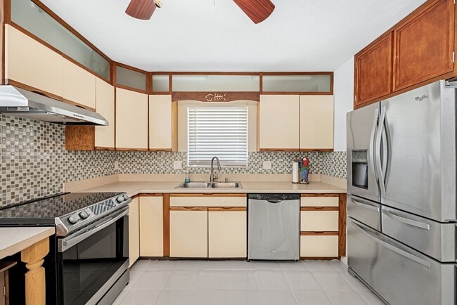 Building Photo - 2 Bedroom 2 bath Pool Home in Naples park