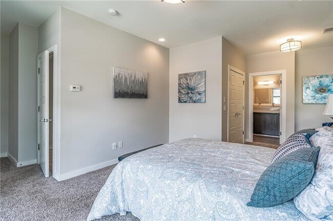 Building Photo - 472 Martin St SE