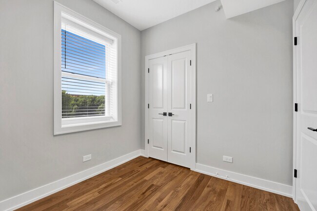 Building Photo - 2350 S Leavitt St