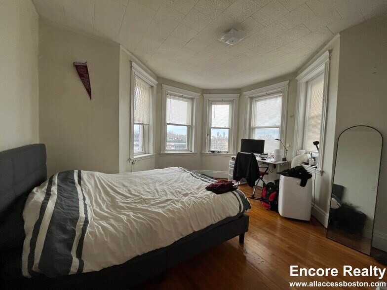 Building Photo - 126 Warren St