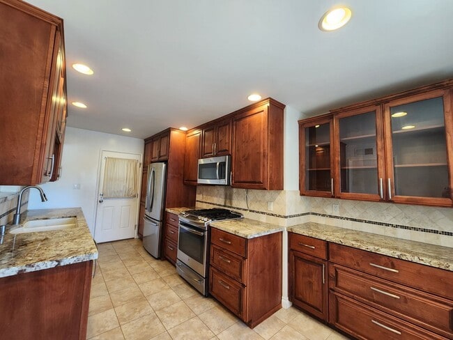 Building Photo - 3 Bed House in Clairemont with Canyon Views