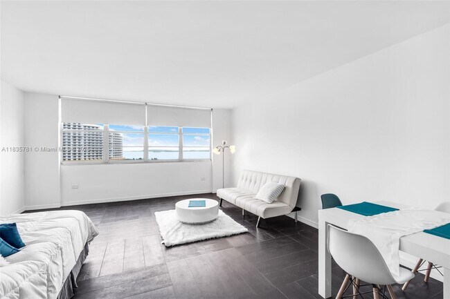 Building Photo - 801 Brickell Bay Dr