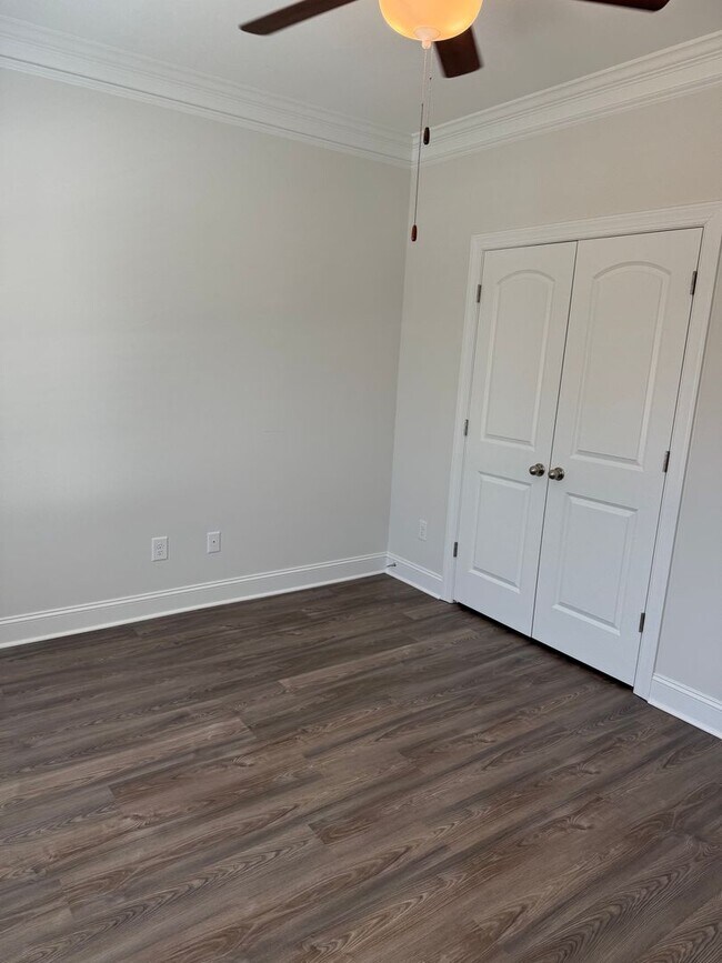 Building Photo - Updated 3 Bedroom Condo with Large Bonus Room!