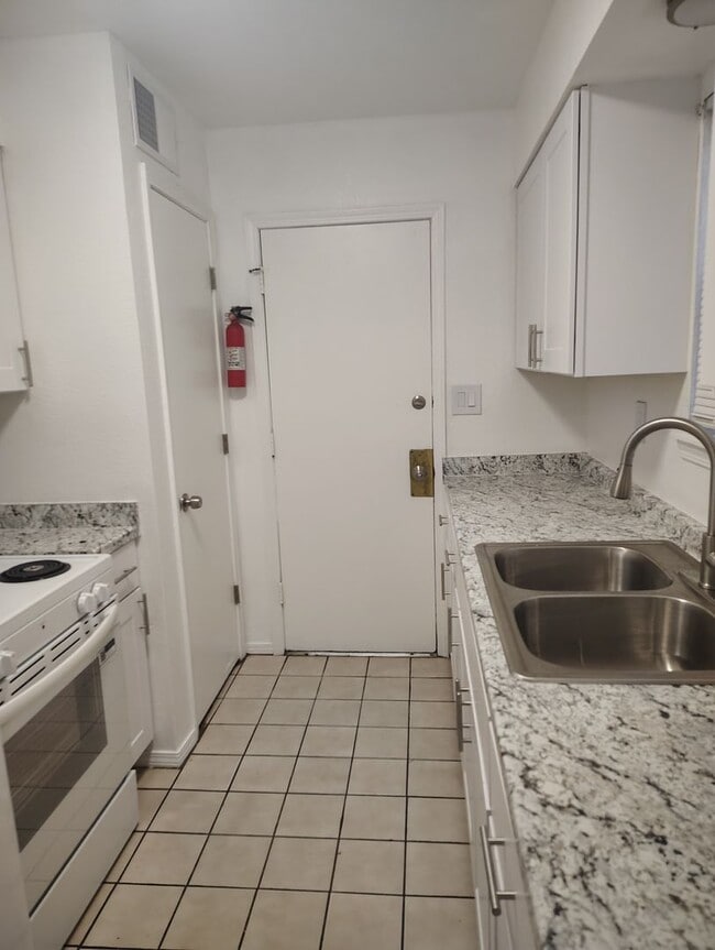 Building Photo - COMING SOON - Recently updated 2 bed -1 bath aprox 800 sq ft 2nd and Montano