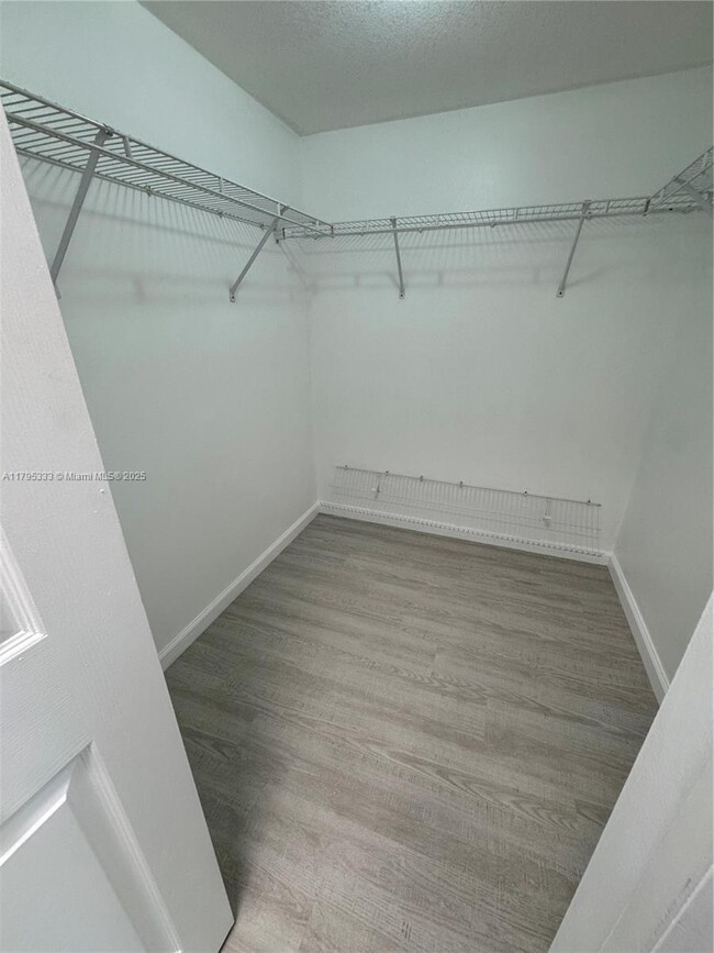 Building Photo - 200 Lakeview Dr
