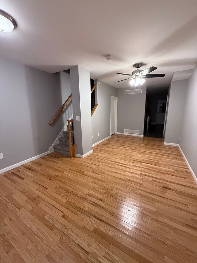 Building Photo - Beautifully Renovated 2 bedroom home with ...