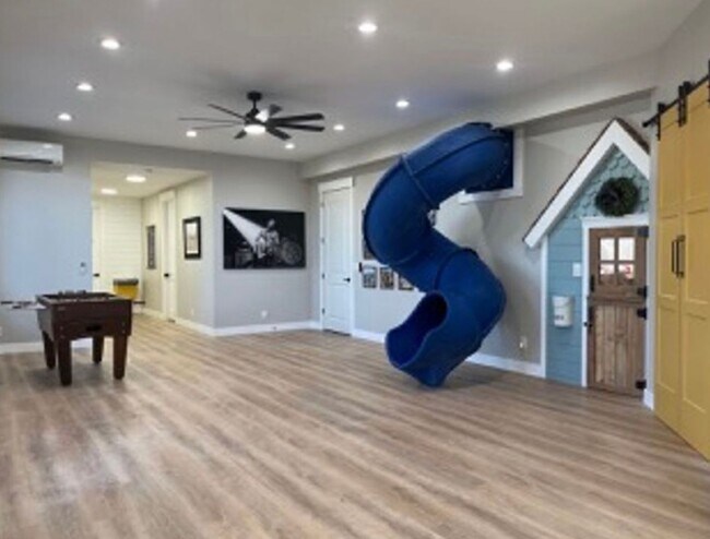 Building Photo - Beautiful, 6 Bedroom Home! 6 or 18 Month Lease!