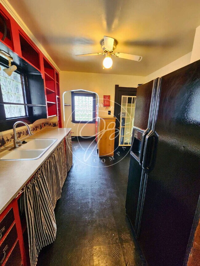 Building Photo - Adorable but unique 3+ bedrooms with bonus rooms! Fenced yard!