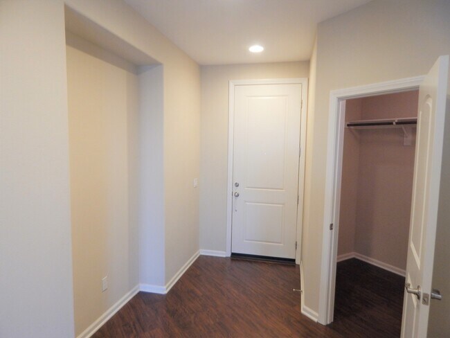 Building Photo - 36500 Acanthus Dr