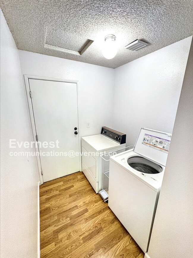 Building Photo - 300 Hannigan Wy