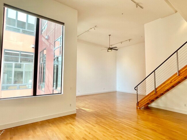 Building Photo - 1BR/2BA Spacious and Modern 2-Level Loft! ...