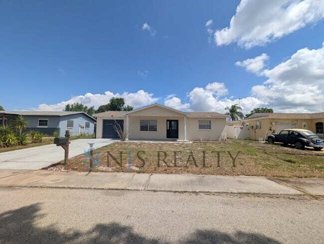 Building Photo - 3/1 over 1000sf home with New flooring, FRESH paint, open floorplan!!