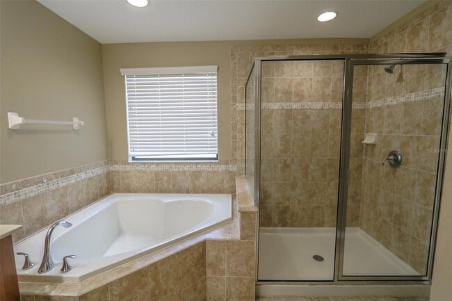 Building Photo - 1208 Oakcrest Dr