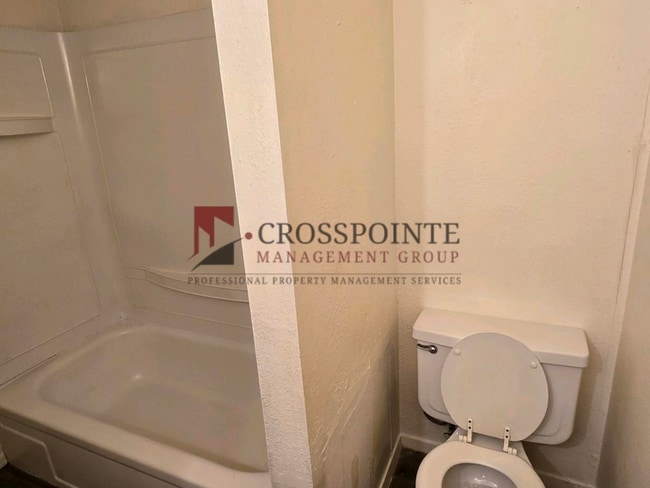 Building Photo - Schedule Your Tour Today! Newly Updated 2/1.5 Townhome in Longview