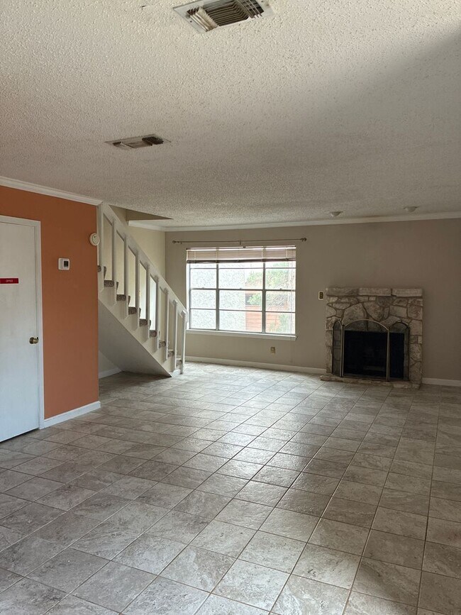 Building Photo - 1BR/1.5BA w/ Fireplace • Balcony • Pool Access in San Antonio
