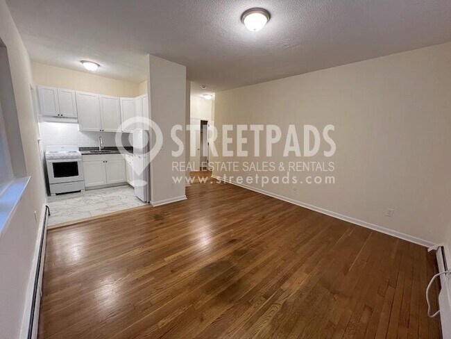 Building Photo - bedroom in Boston MA 02135