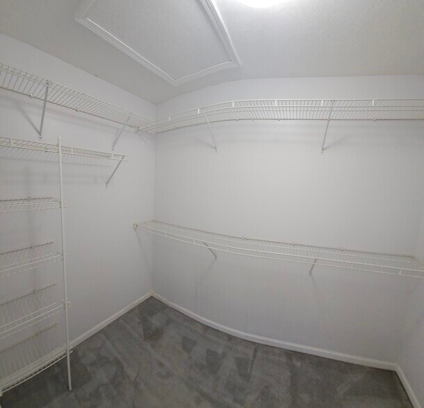 Building Photo - 3910 Old Elm Dr SE