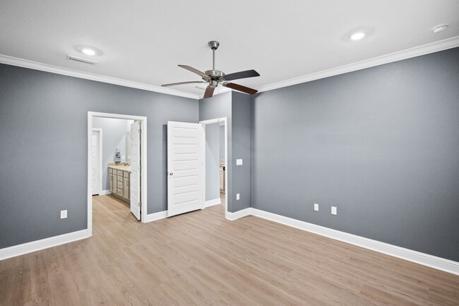 Building Photo - AVAILABLE IN NOVEMBER - Don't miss this op...