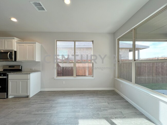 Building Photo - Crisp and Clean 4/2/2 in Boyd For Rent!