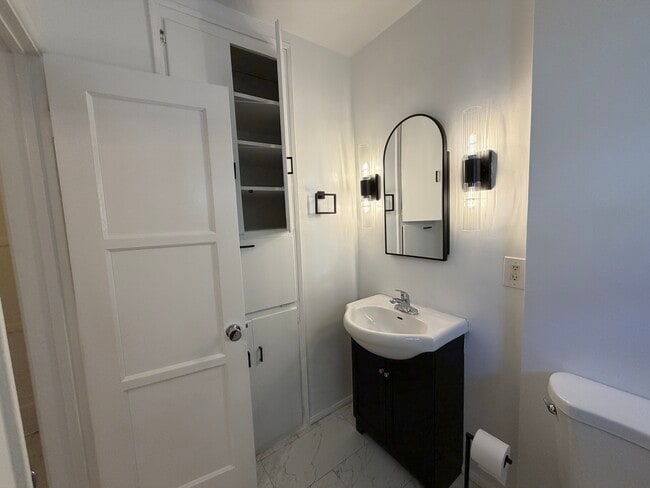 Building Photo - 124 N Beachwood Dr