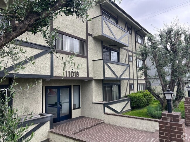 Building Photo - 11018 Moorpark Apartments