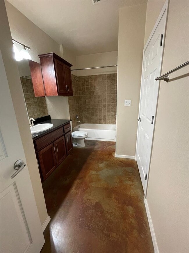 Building Photo - 910 W 25th St