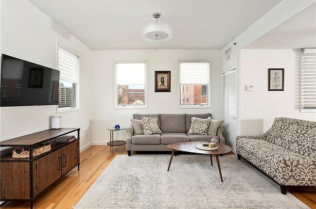 Building Photo - "Spacious 3-Bed Oasis with Granite Eleganc...