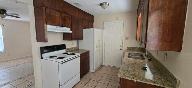 Building Photo - 2108 Lago Trail