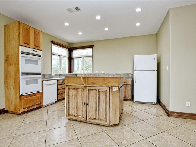 Building Photo - 605 Echo Dr
