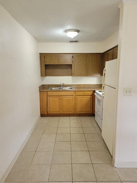 Building Photo - 2205 Knox McRae Dr