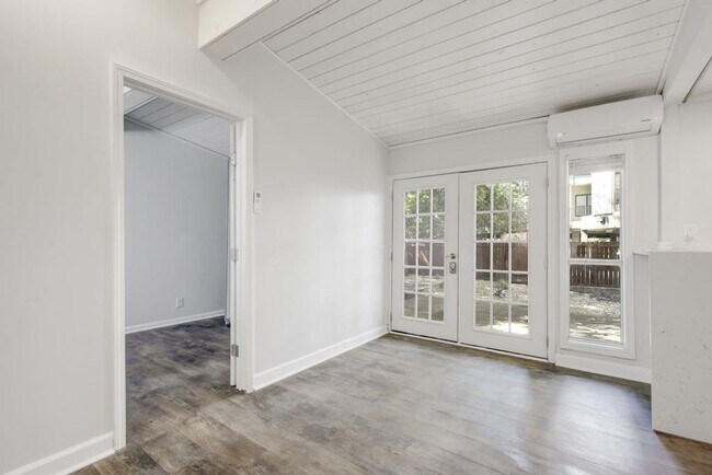 Building Photo - 403 E 32nd St