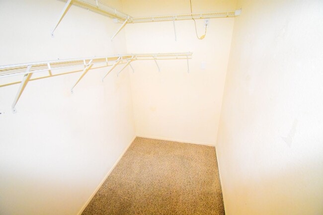 Building Photo - Beautiful 2 Bedroom, 2 Bath Condo in Summe...