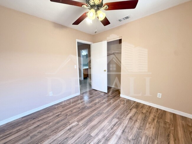 Building Photo - 5061 W Glenview Pl