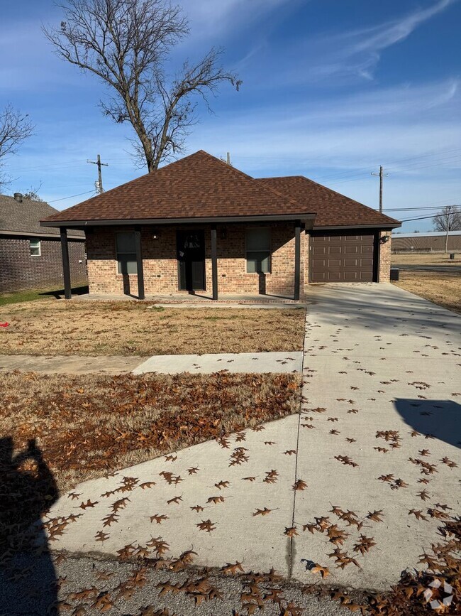 Building Photo - New 3 bed / 3 bath in Truman. Available Now!