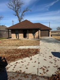 Building Photo - New 3 bed / 3 bath in Truman. Available Now!