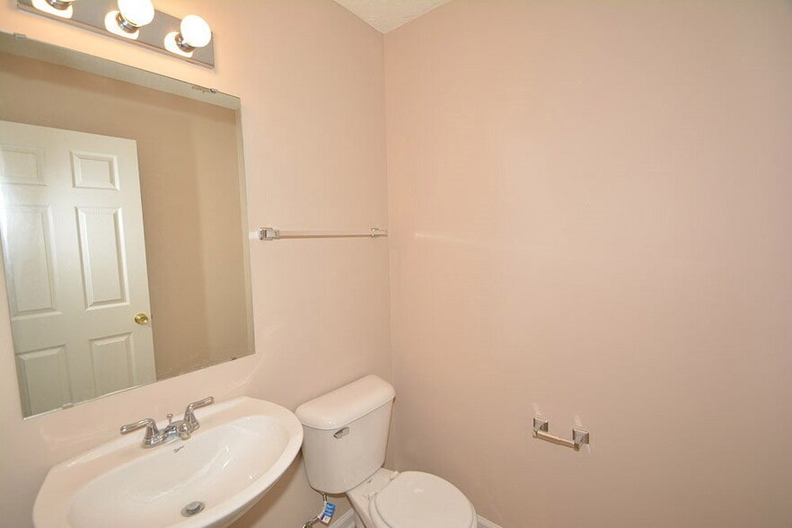 Building Photo - 6917 Tree Top Ln