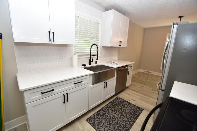 Building Photo - 3805 Wedgewood Ct