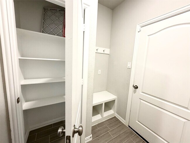 Building Photo - 8319 Divot Trce