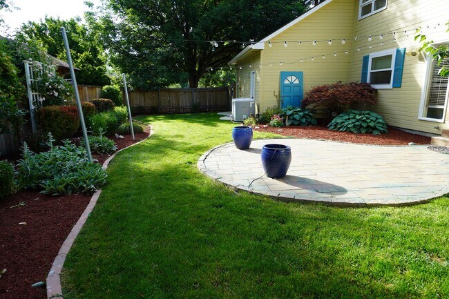 Building Photo - 1394 E Holly St