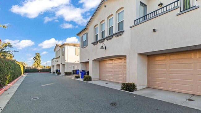 Building Photo - 2BR Townhouse in Imperial Beach with Washer/Dryer and Garage!