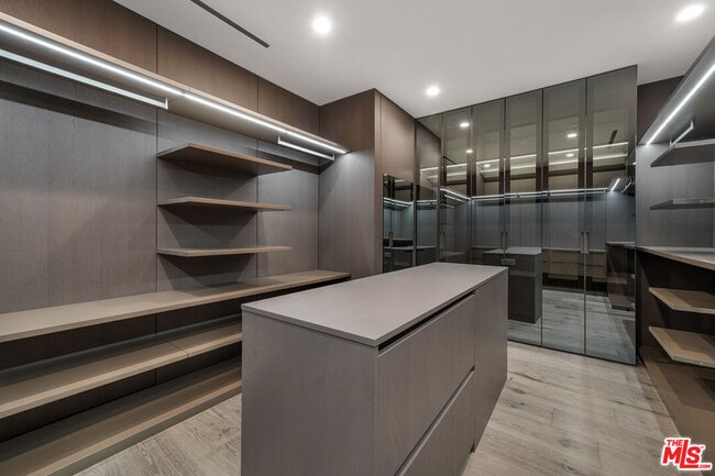 Building Photo - 318 S Medio Dr