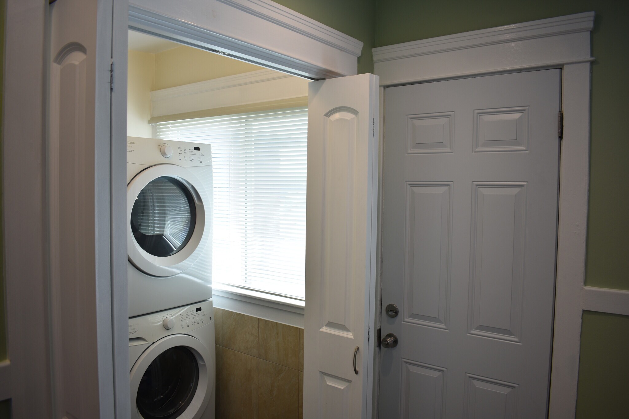 Building Photo - 917 Grand Ave