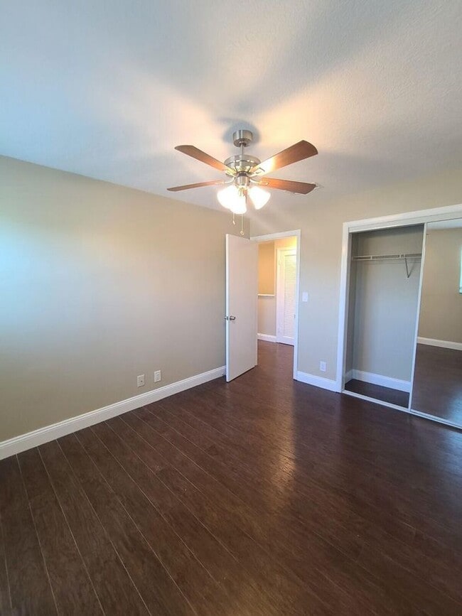 Building Photo - 3201 Bayview Dr