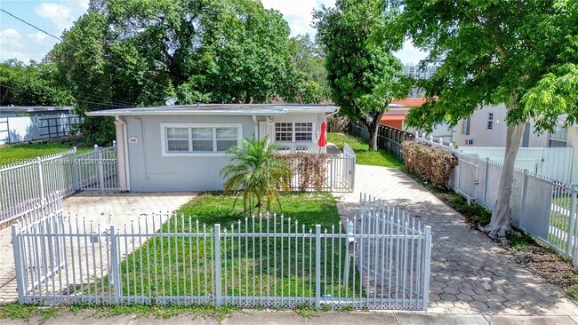 Primary Photo - 3121 SW 25th Ter