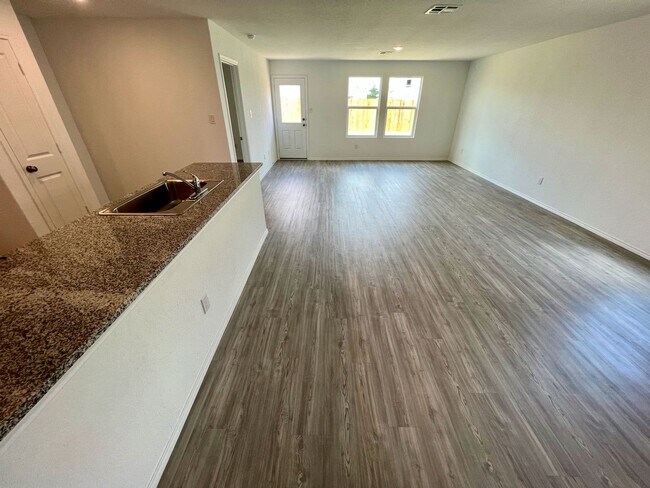 Building Photo - Beautiful 4-Bed 2-Bath Home in the Fabulou...